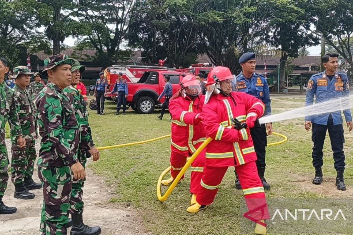 Damkar Bukittinggi dan Kodim 0304/Agam Gelar Latihan Bareng Penanggulangan Kebakaran, Ada Simulasi Pemadaman Api