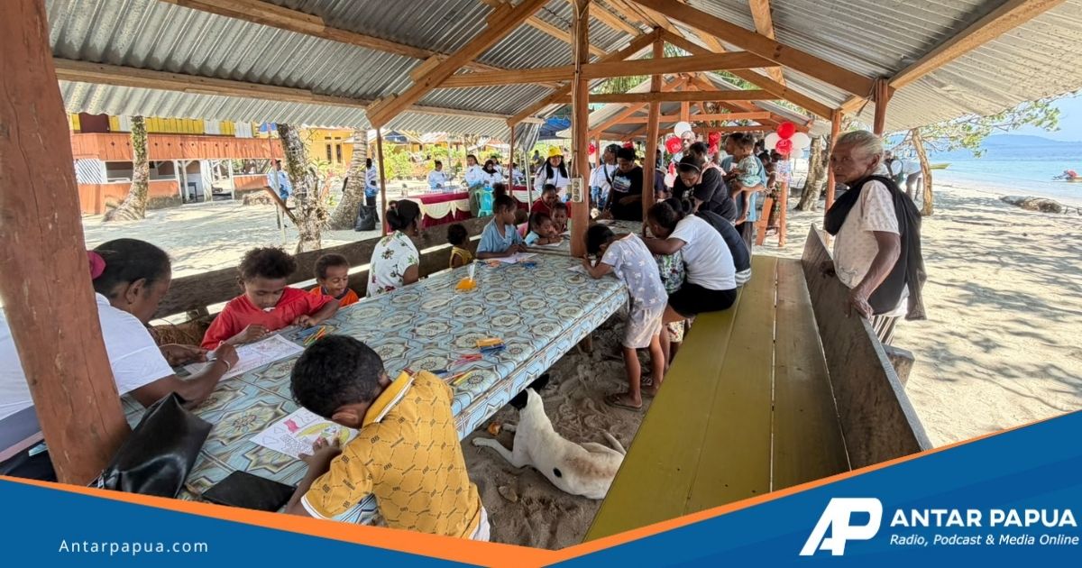 Yayasan Somatua Kibarkan Merah Putih Perdana di Kawasan Hiu Paus Teluk Cenderawasih, Ajak Warga Kampung Sowa Jaga Konservasi