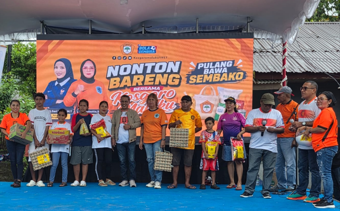 Golkar Ambon dan Kosgoro 1957 Bagikan Sembako saat Nobar Piala Dunia 2026, Ratusan Warga Kudamati Terbantu