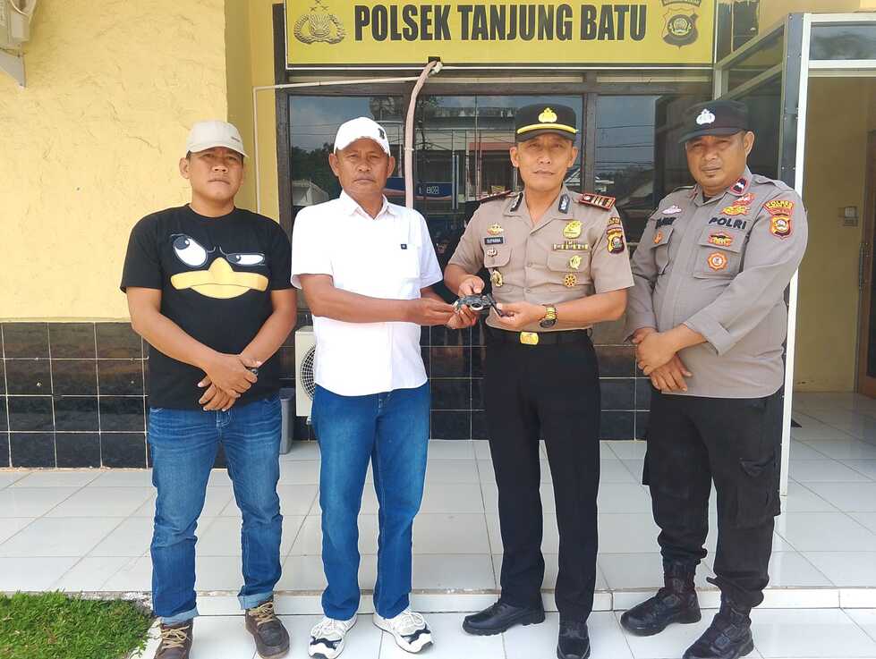 Kades Embacang Ogan Ilir Serahkan Senpi Rakitan ke Polsek Tanjung Batu, Dukung Operasi Senpi Musi 2026