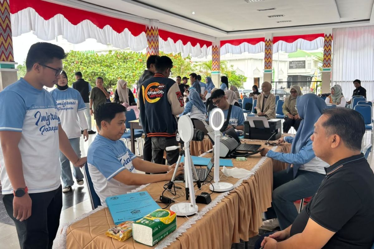 50 Warga Wajo Urus Paspor di Car Free Day Sengkang, Imigrasi Parepare Hadirkan Layanan PaspoRia
