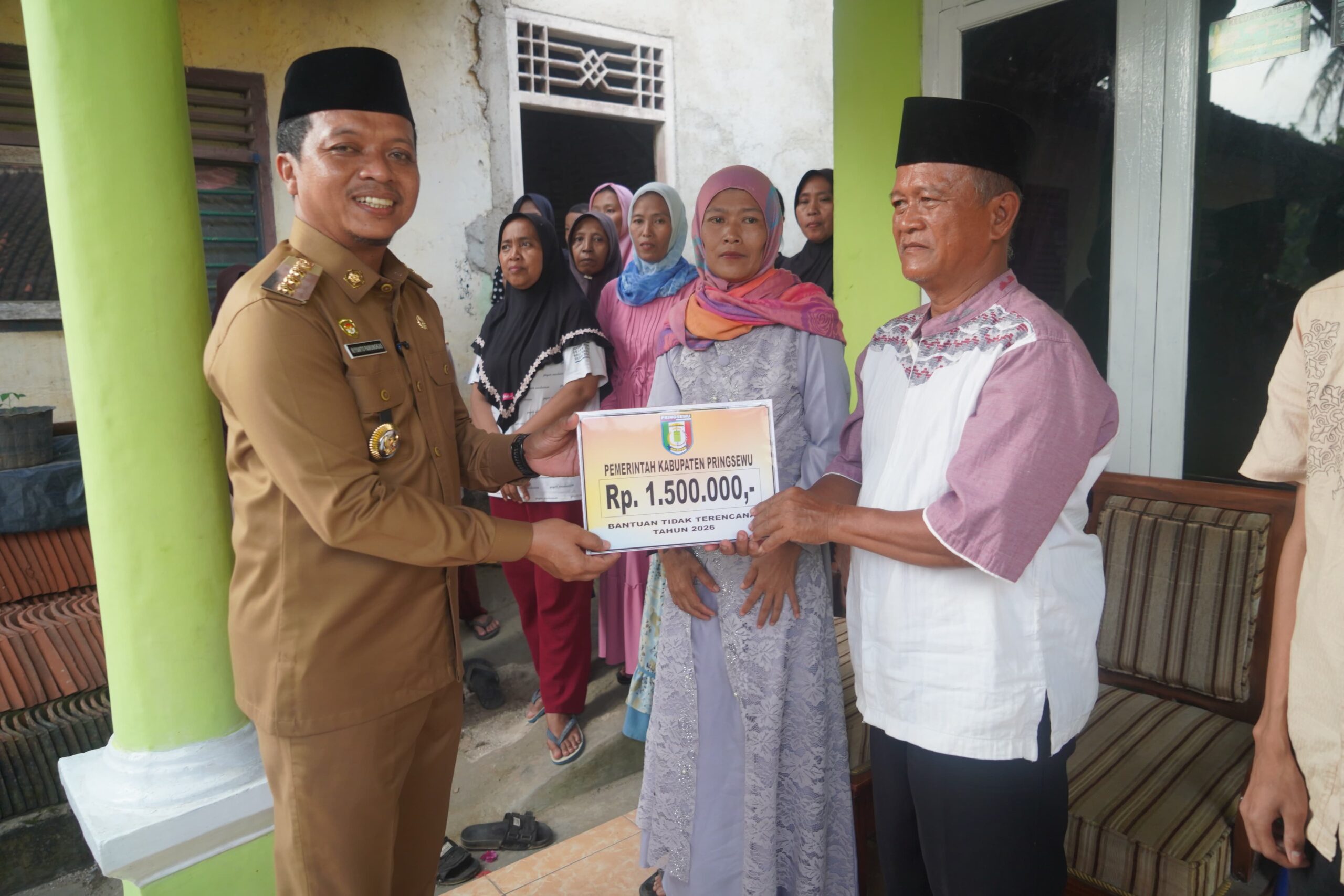 Bupati Pringsewu Serahkan Santunan Rp 1,5 Juta per Keluarga Korban Tenggelam di Way Sekampung