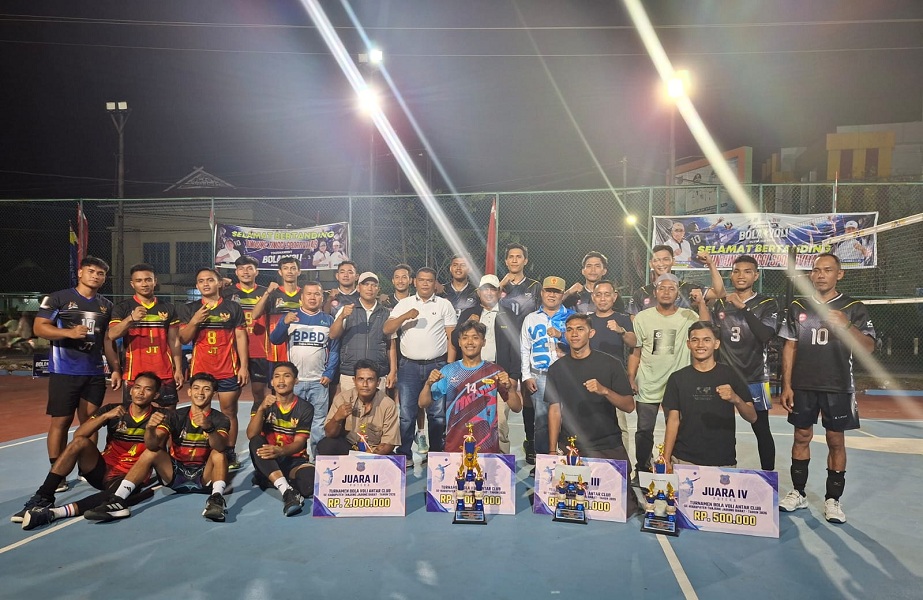 HUT ke-61 Tanjab Barat: Tim Betara dan Sungai Rambai Juara Turnamen Voli, Bupati Anwar Sadat Serahkan Hadiah