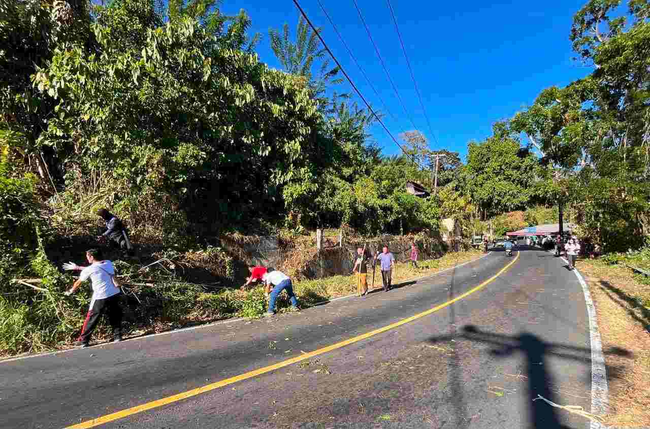 Sekretariat DPRD Sulut Pimpin Aksi Bersih Jalan Manado–Tomohon, Sampah dan Semak Liar Jadi Sasaran