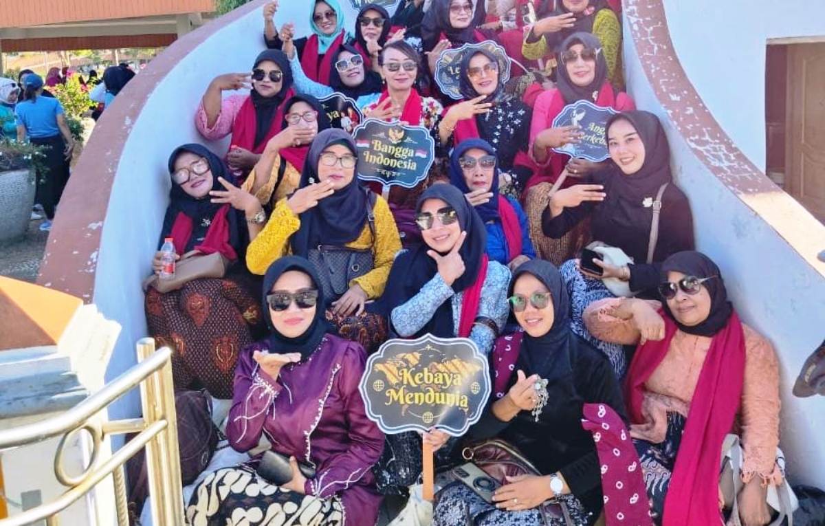 Ratusan Perempuan Tegal Kampanyekan Cinta Kebaya di Alun-Alun, Wakil Wali Kota Ikut Pawai dan Tari Geyol