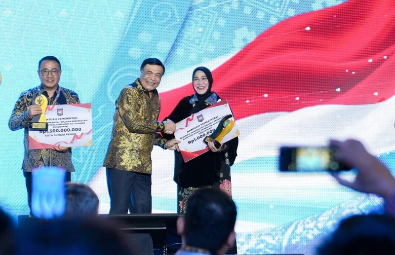 Banda Aceh Raih Peringkat Ketiga Akses Layanan Pendidikan se-Sumatera, Wali Kota Illiza Terima Penghargaan di Batam