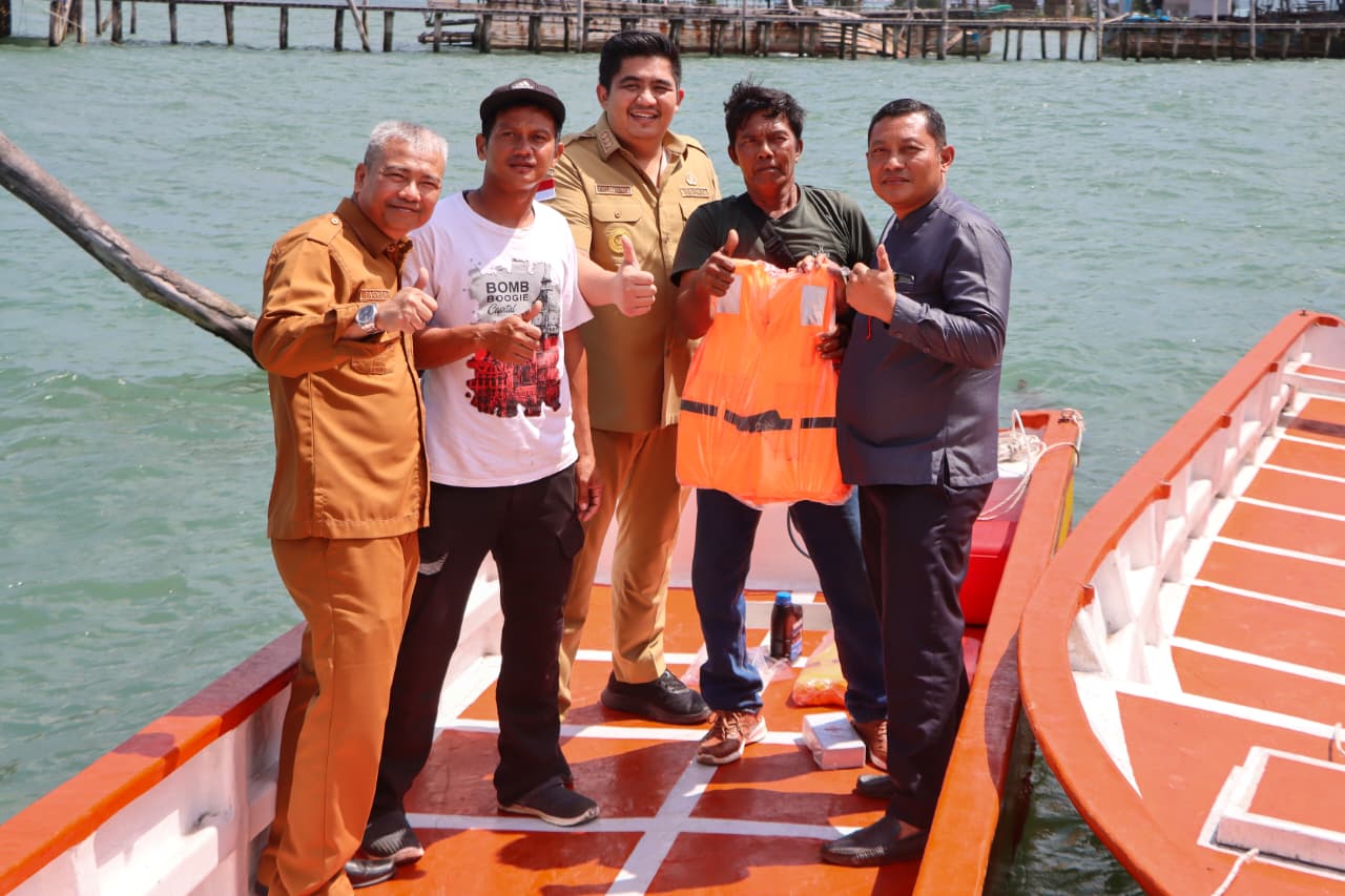 Bupati Bintan Roby Kurniawan Serahkan 8 Kapal Fiber dan 3 Boat Pancung untuk Nelayan Mantang dan Teluk Bintan