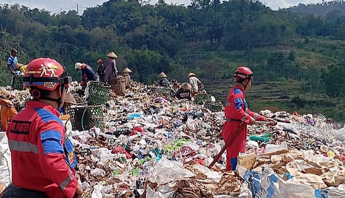 Antisipasi Kebakaran Musim Kemarau, Damkar Kabupaten Semarang Siram Gunungan Sampah di TPA Blondo Secara Berkala