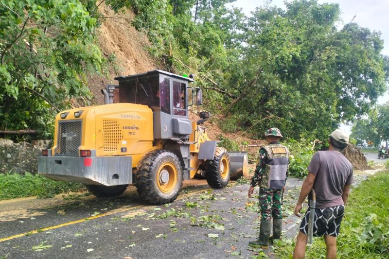Banjir di Parigi Moutong Rendam 15 Kepala Keluarga, TNI Kerahkan Alat Berat Bersihkan Jalan Trans Sulawesi