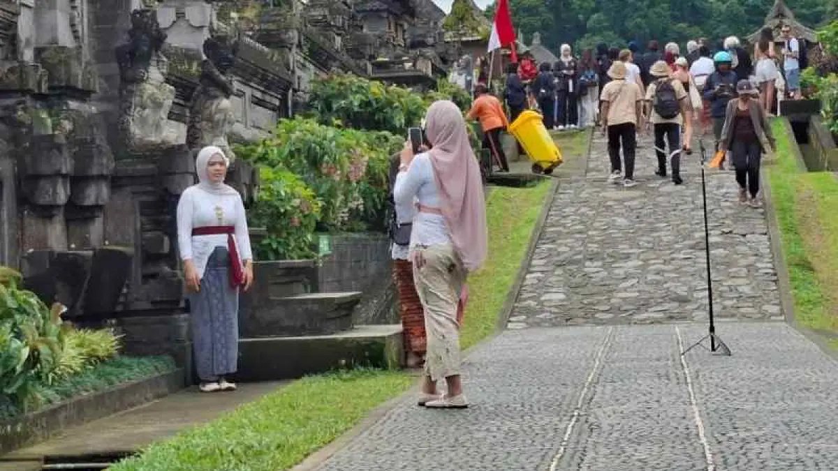 Kisah di Balik Pakaian Adat Sewaan di Penglipuran Bangli: Dari Sekadar Foto Prewedding hingga Jadi Ladang Rezeki Warga