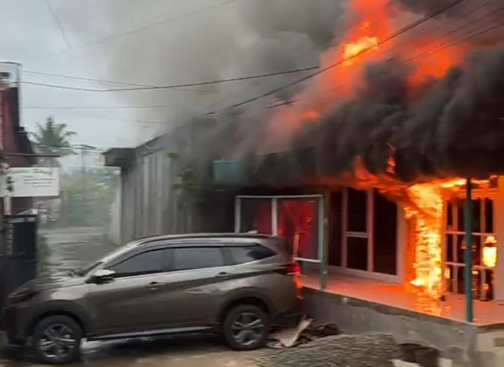 Kebakaran Hebat di Bontang Baru, Asap Hitam Pekat Selimuti Gang Pemula, Warga Berhamburan Selamatkan Diri