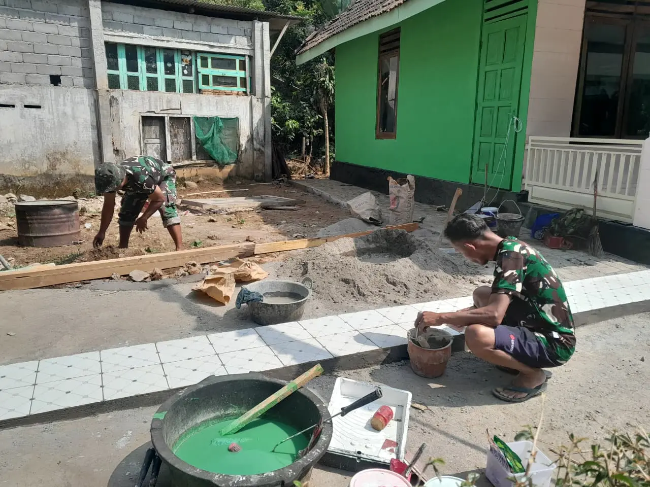 Rehabilitasi Mushola An Nur di Desa Cukil Hampir Rampung, Satgas TMMD dan Warga Pasang Lantai Keramik