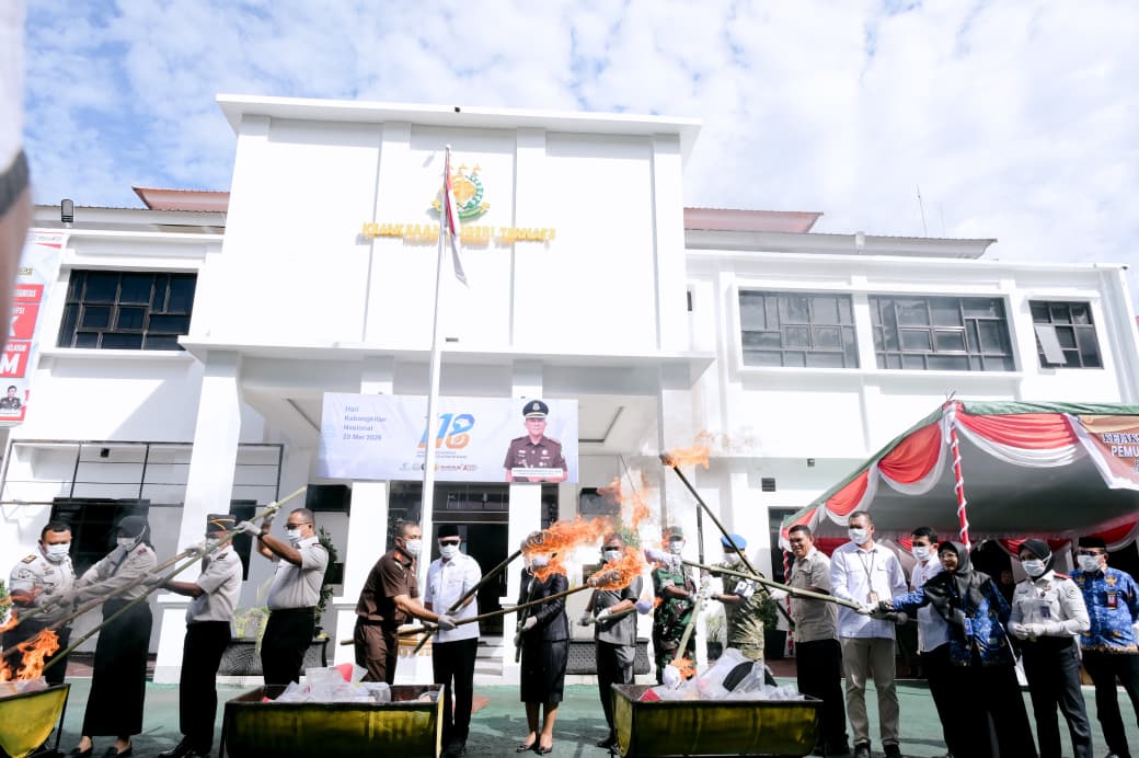 Wakil Wali Kota Ternate Saksikan Pemusnahan Barang Bukti di Kejari, Ratusan Perkara Inkracht Dieksekusi