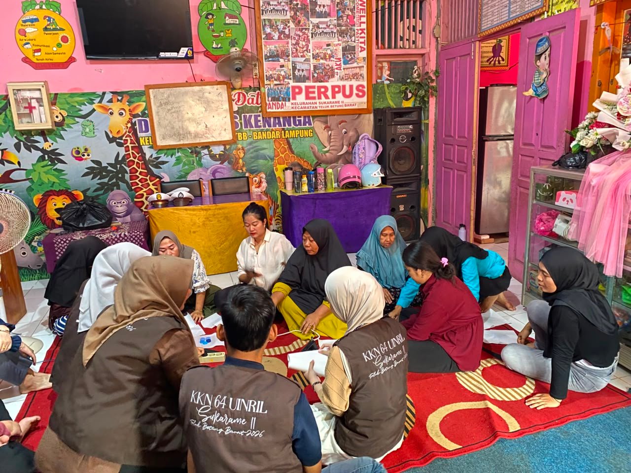 Mahasiswa KKN UIN Raden Intan Lampung Latih Ibu-Ibu PAUD Kenanga Sukarame II Sulap Botol Plastik Jadi Gantungan Kunci Bernilai Jual