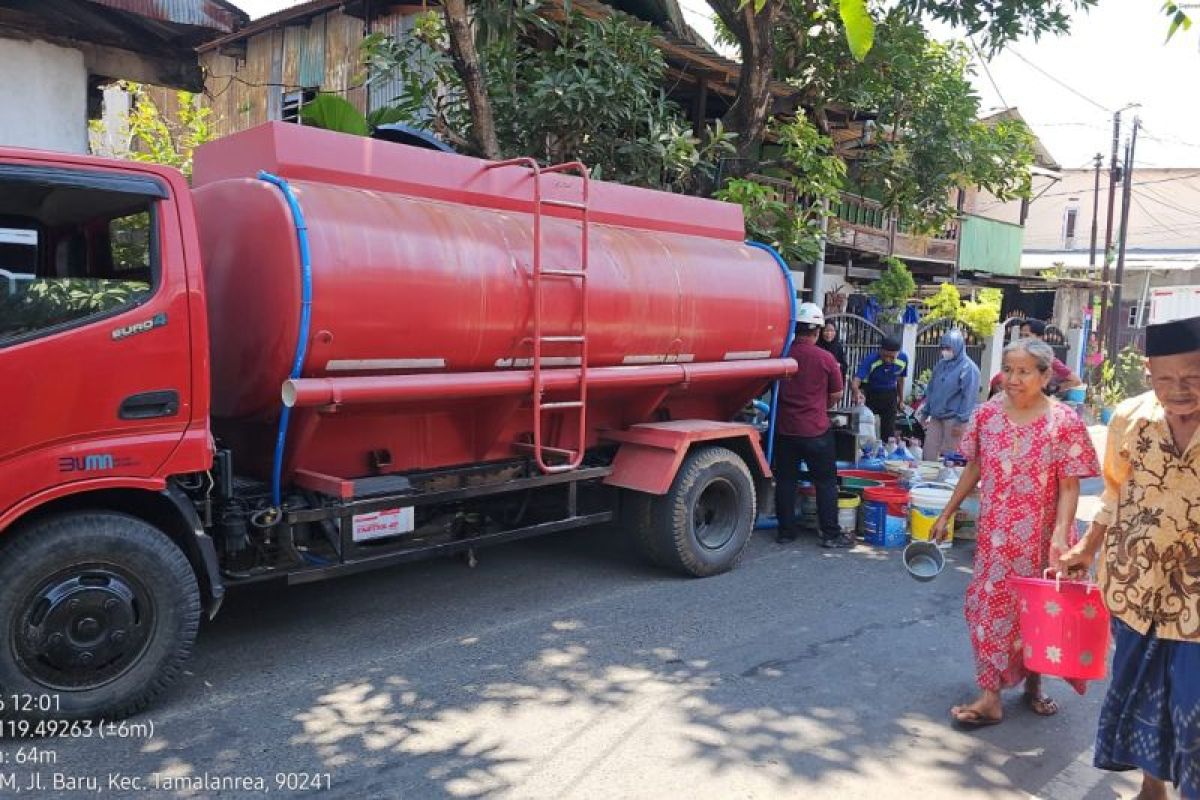 Disperkimtan Sulsel Kerahkan Mobil Tangki dan 5 Mitra, Air Bersih Disalurkan ke 10 Titik Kekeringan Makassar dan Maros
