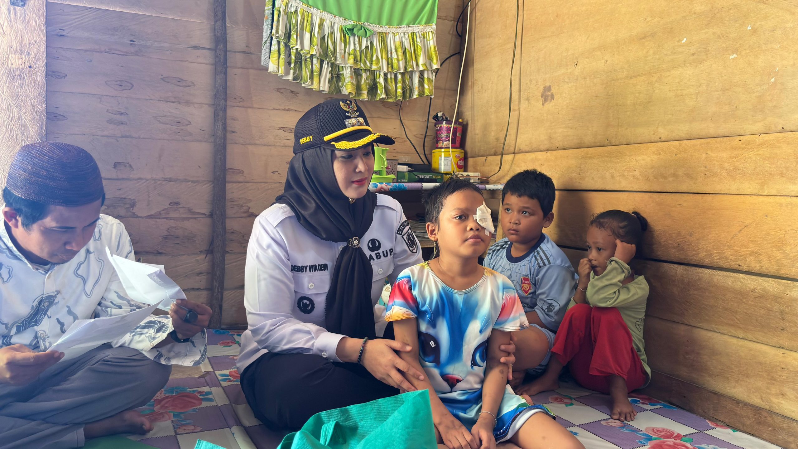 Wakil Bupati Bangka Selatan Debby Vita Dewi Jenguk Anak Sakit di Desa Kelidang, Semangati Warga Jalani Pengobatan