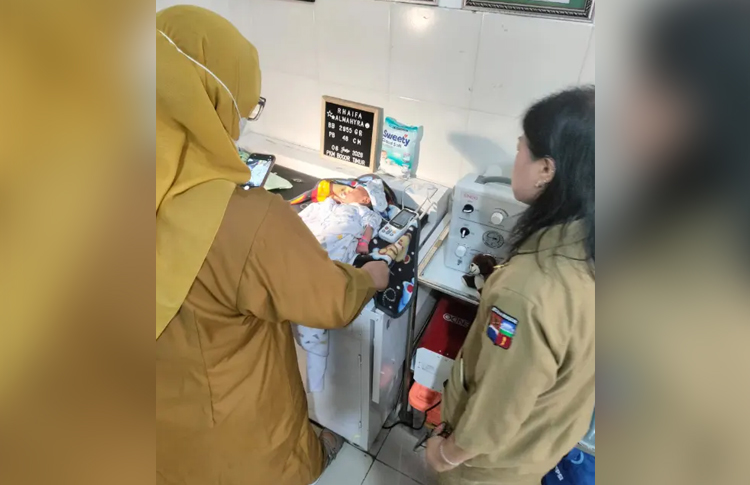 Warga Bantar Kemang Temukan Bayi Hidup dalam Kardus di Dekat Lapangan Basket, Wali Kota Dedie: Perbuatan Biadab