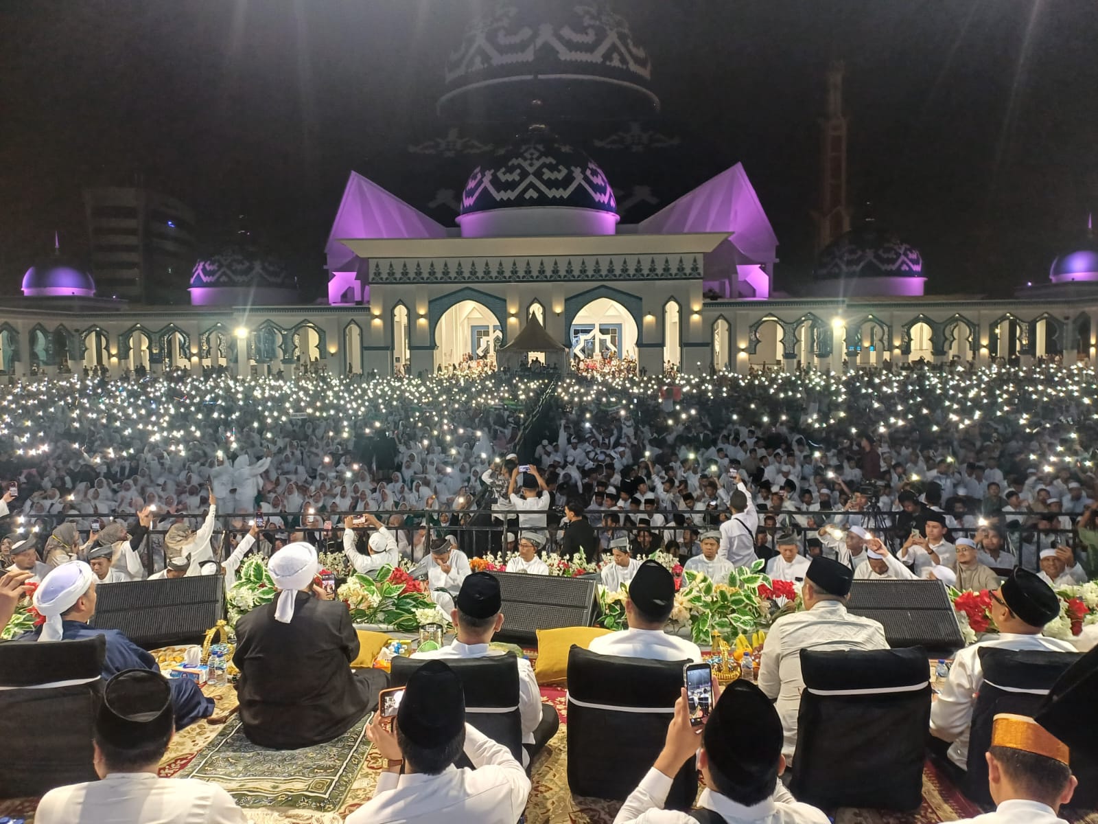 Belasan Ribu Umat Padati Masjid Agung Batam Centre untuk Kepri Bersholawat 3, Habib Syeikh Pimpin Sholawat Nariyah