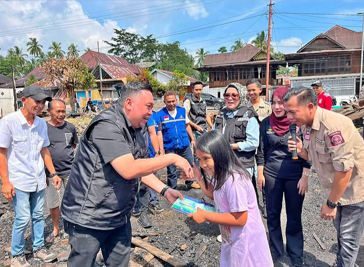 Anggota DPRD Sumsel M. Oktafiansyah Sambangi 14 KK Korban Kebakaran di Empat Lawang, Hibur Anak-Anak Trauma