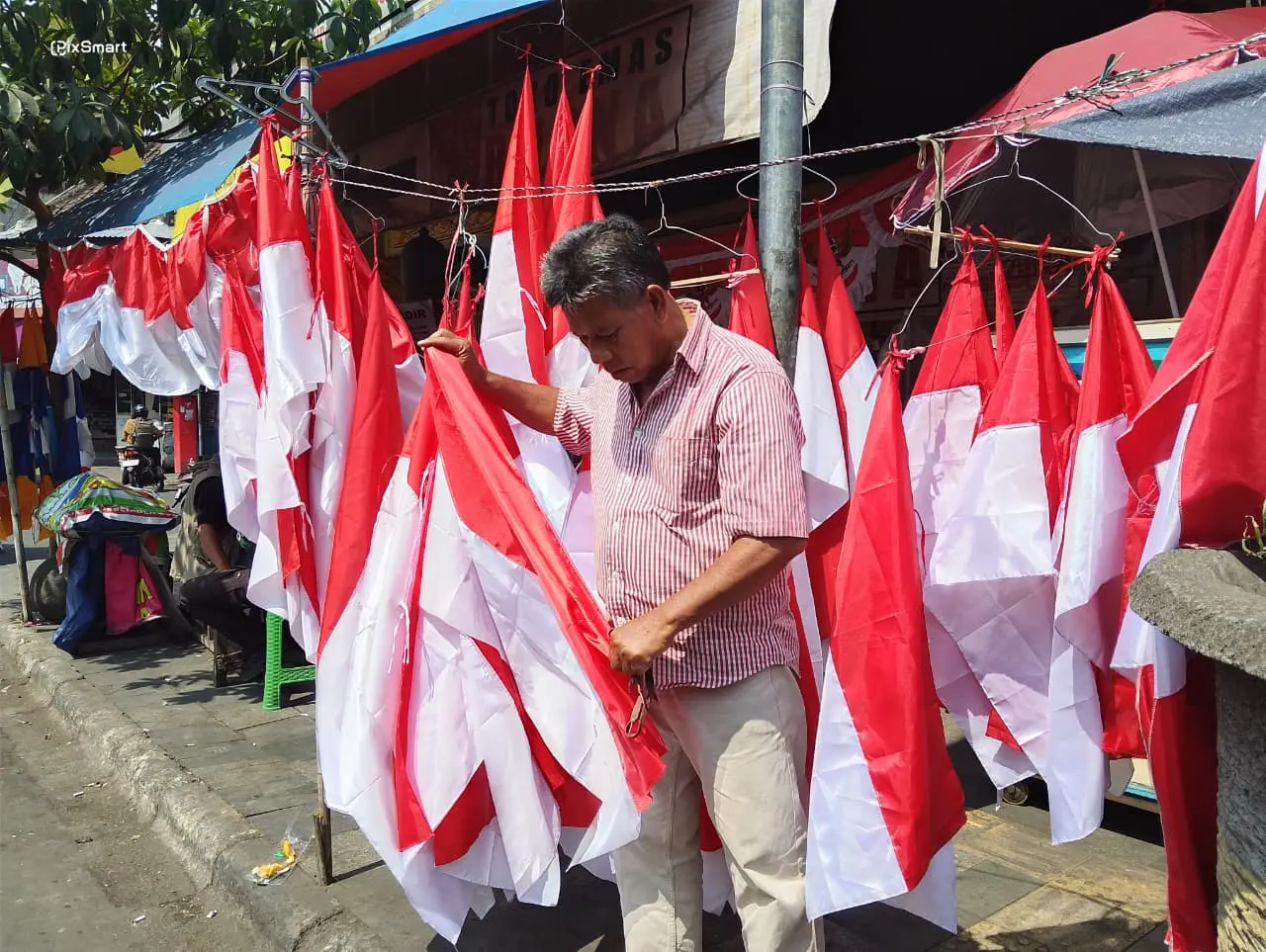 Pedagang Bendera Musiman di Bandung Mulai Raup Rezeki Jelang HUT ke-81 RI, Omzet Capai Rp 100 Ribu Per Hari