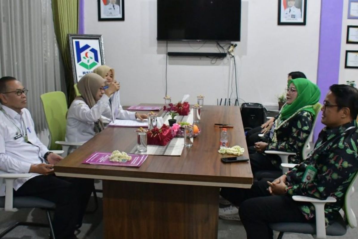 Sekda HSS Sambut Tim Survei Akreditasi RSUD Hasan Basry Kandangan, Targetkan Mutu Pelayanan Kesehatan Meningkat