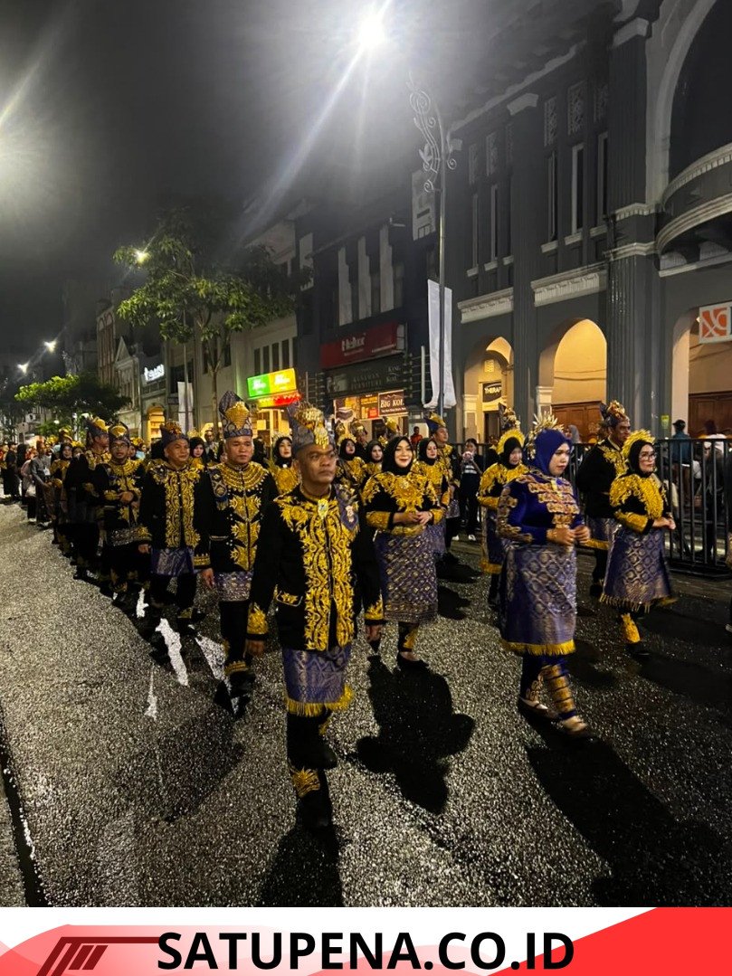 Kota Langsa Pukau Ribuan Penonton di Karnaval Budaya Rakernas APEKSI 2026, Wali Kota Kenakan Busana Adat Pesisir Timur Aceh