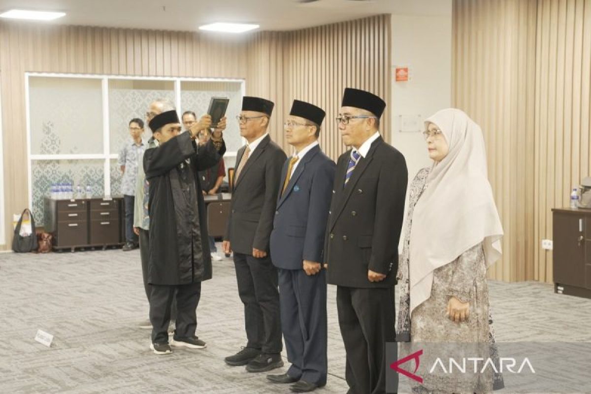 Rektor UNJA Lantik Tiga Wakil Dekan FST dan Kepala UPA Bahasa, Instruksikan Laboratorium Segera Difungsikan untuk Layanan Eksternal