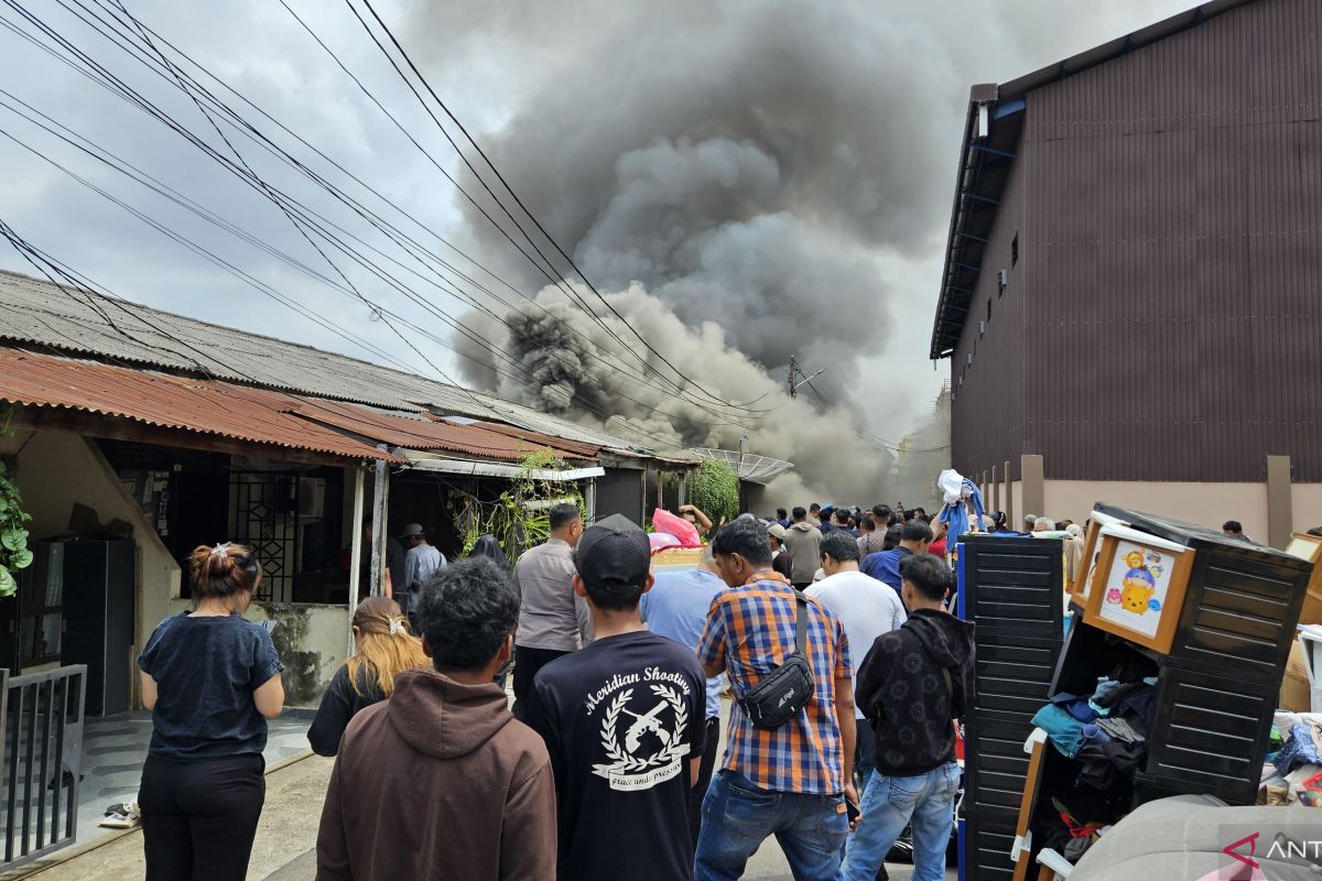 Kebakaran Hanguskan Delapan Rumah Aspol di Belakang Mapolda Jambi, Warga Panik Selamatkan Barang Berharga