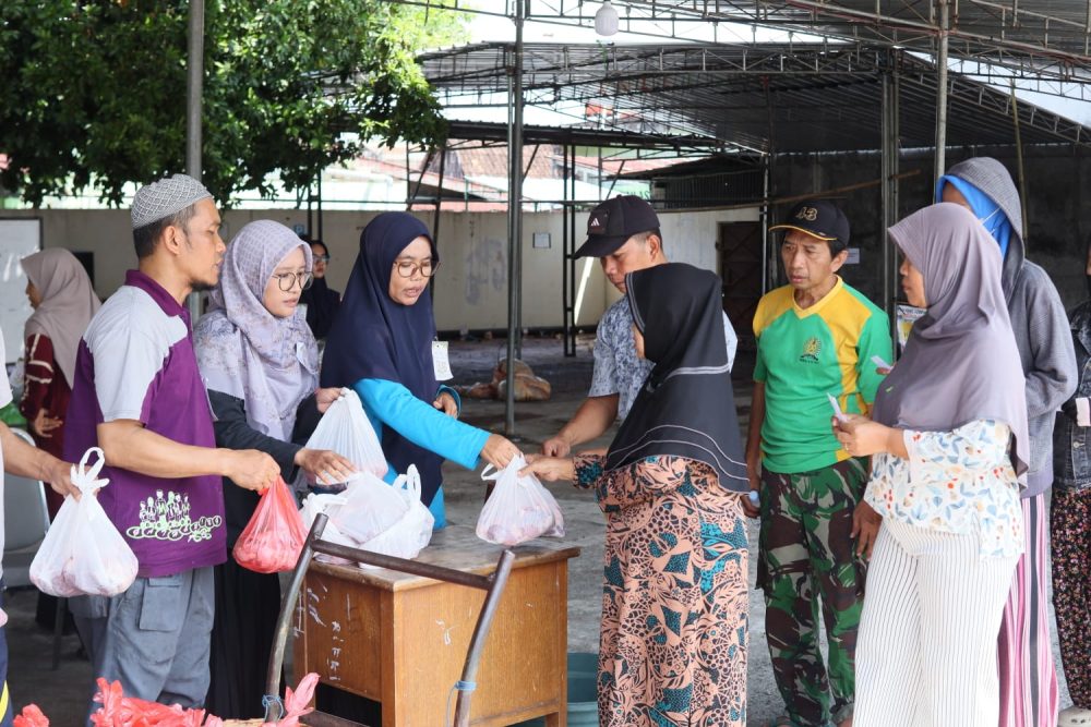 Al-Azhar Syifa Budi Solo Sembelih 11 Sapi dan 29 Kambing, 1.500 Paket Daging Kurban Dibagikan ke Warga