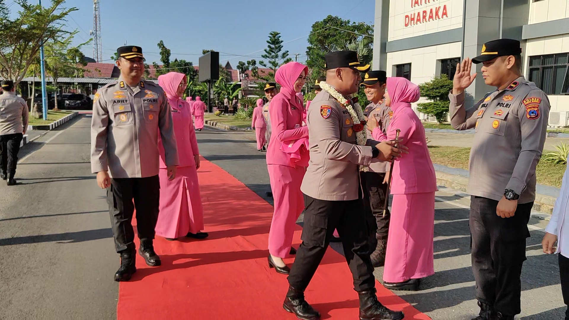 Prosesi Sholawat dan Karpet Merah Warnai Serah Terima Jabatan Kapolres Tanah Bumbu, AKBP Novi Adi Wibowo Resmi Bertugas