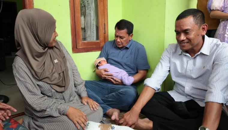 Bupati Tangerang Maesyal Rasyid Kunjungi Bayi di Sepatan yang Dinamai Persis Seperti Dirinya, Tepati Janji Usai Lahir