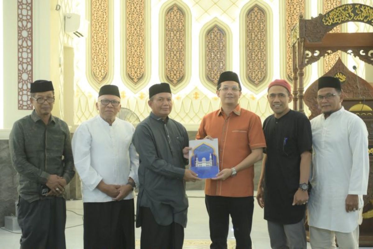 Ketua DPRK Banda Aceh Serahkan Dana Otsus Rp380 Juta untuk Pembangunan Menara Masjid Taqwa Seutui