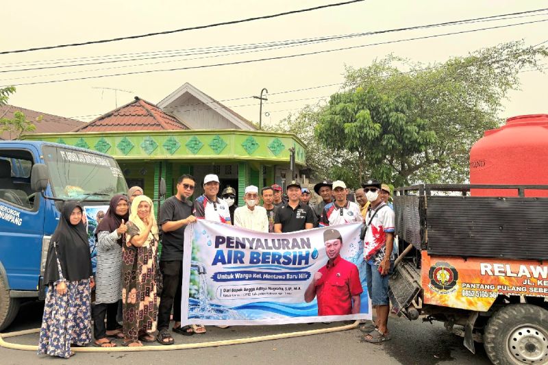 Ketua Komisi I DPRD Kotim Angga Aditya Salurkan 12.400 Liter Air Bersih di Sampit