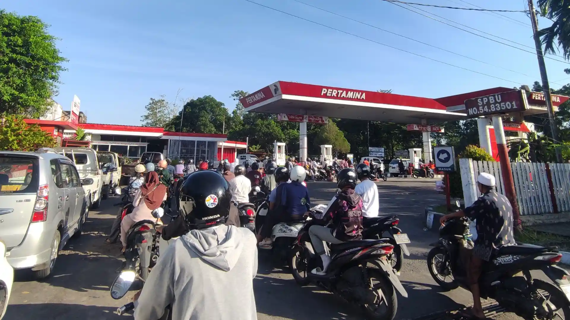 Antrean Pertalite Mengular di Praya Lombok Tengah, Warga Ngaku Tak Mampu Beli Pertamax