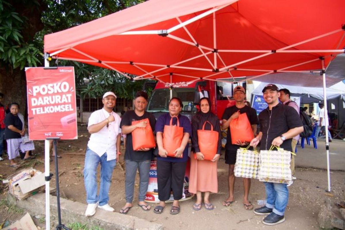 Telkomsel Salurkan 100 Paket Sembako dan 600 Voucher Internet untuk Korban Kebakaran Dok V Bawah Jayapura