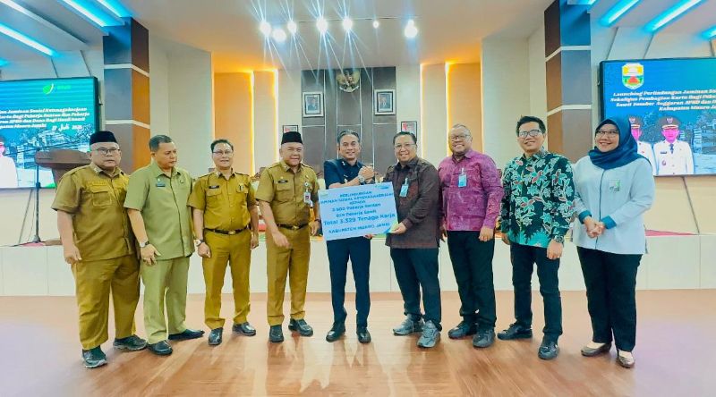 Pemkab Muaro Jambi Biayai Jaminan Sosial 3.329 Pekerja Rentan dan Sawit Pakai DBH, Kartu BPJS Sudah Dibagikan