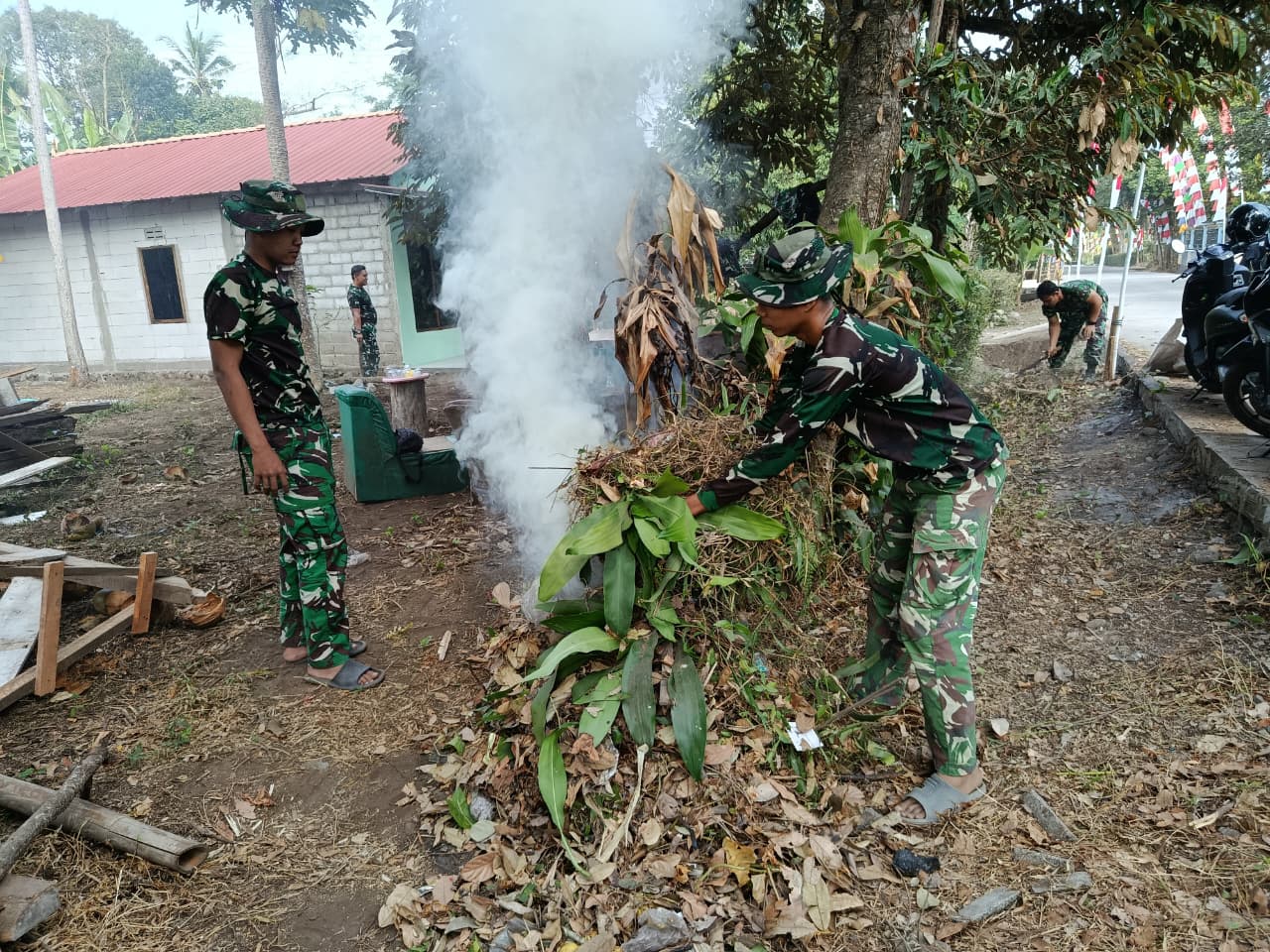 Rehabilitasi RTLH di Tengaran Semarang Berlanjut, Selokan dan Jalan Menuju Rumah Pak Misri Dibersihkan