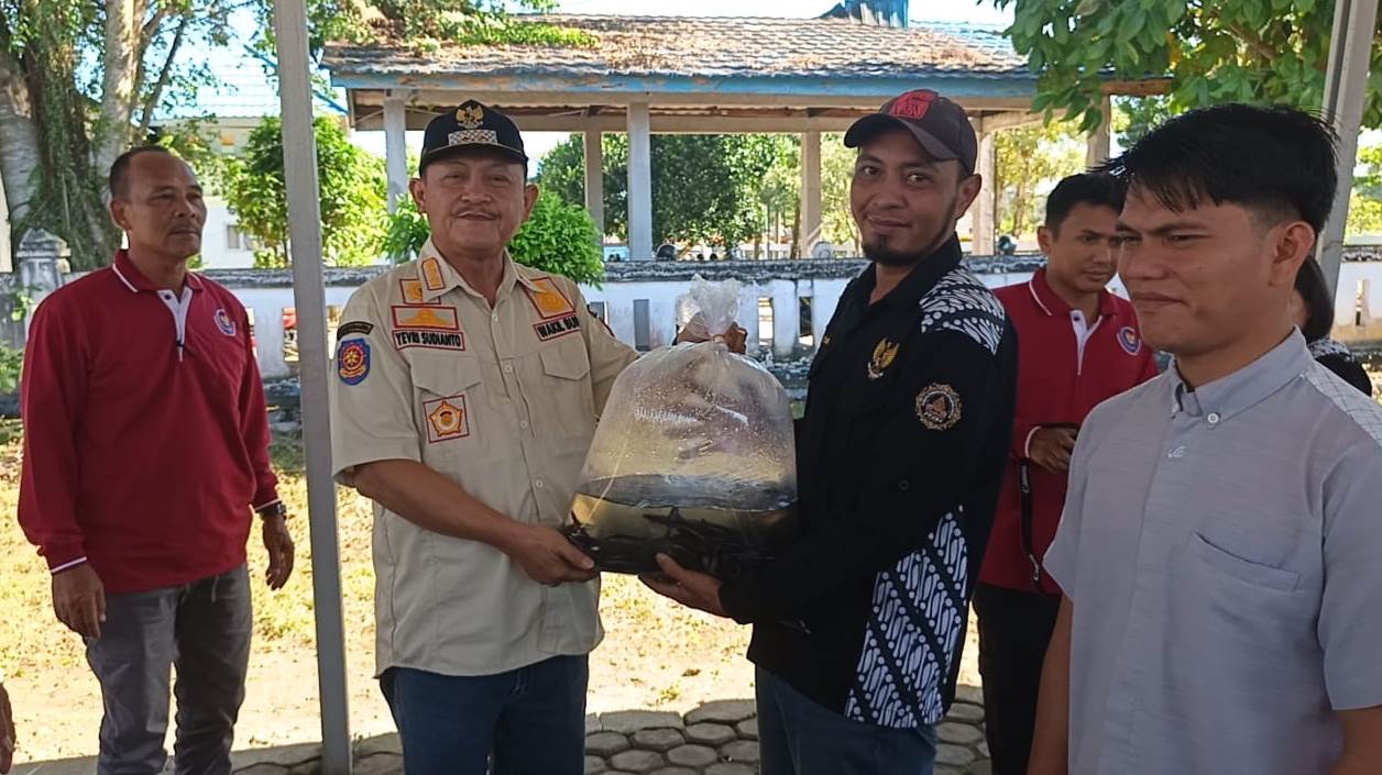 Pemkab Bengkulu Selatan Bagikan 12.000 Bibit Ikan Lele ke Empat Kelompok Masyarakat Lewat Program Budikdamber