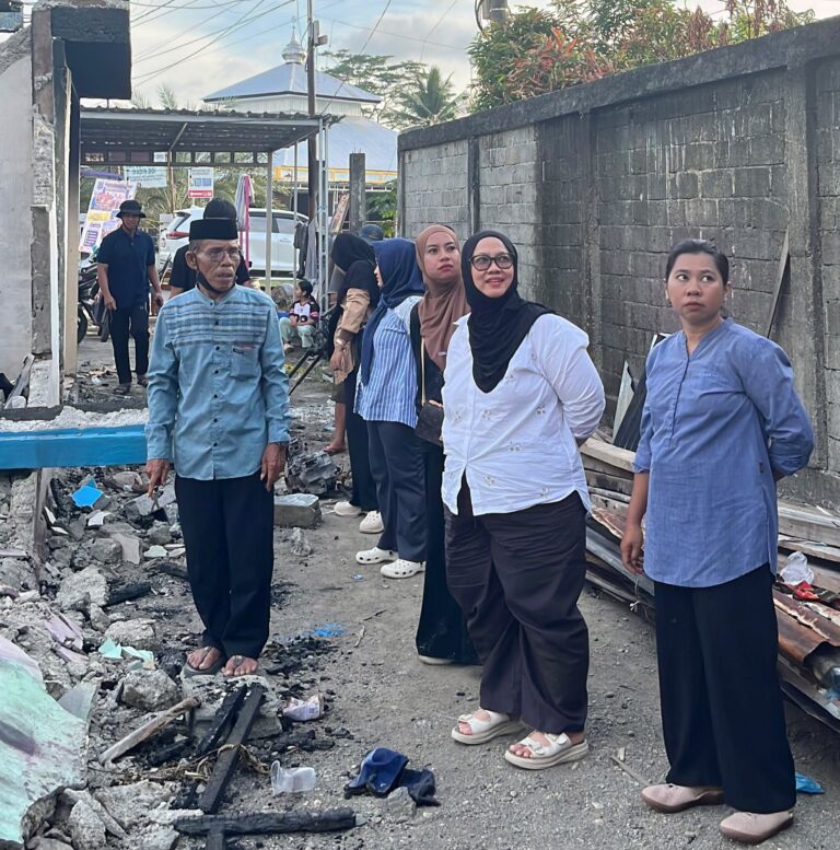 Ketua DPRD Mamuju Tengah Nirmalasari Aras dan IID Salurkan Bantuan ke Korban Kebakaran di Topoyo