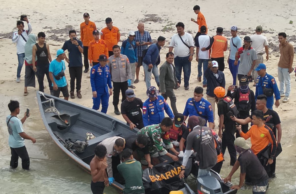 Tim SAR Gabungan Temukan Nelayan Bintan Hilang Saat Menyuluh Ikan di Teluk Bakau, Jasad Korban Dievakuasi ke Puskesmas Kawal