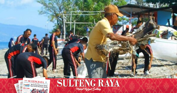 Personel Brimob dan Warga Mamboro Palu Bersihkan Sampah di Pantai Tanjung Ruru, Dukung Program Asri Pemkot