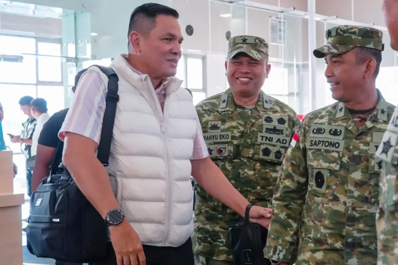 Gubernur Akmil Mayjen TNI Rano Tilaar Tiba di Manado, Disambut Kasdam XIII/Merdeka di Bandara Sam Ratulangi