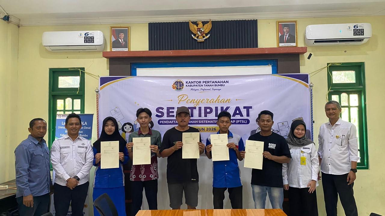 Kantor Pertanahan Tanah Bumbu Serahkan Ratusan Sertipikat PTSL ke Warga Desa Al-Kautsar, Ini Imbauan Pentingnya