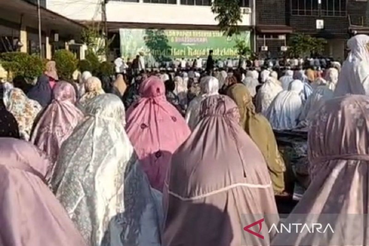 Polda Papua Kerahkan Dua Pertiga Personel Amankan Salat Idul Adha 1447 H, 49 Ekor Sapi dan 25 Kambing Dikurbankan