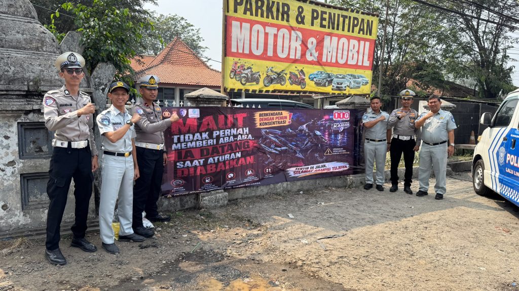 Jasa Raharja Banten dan Polres Serang Pasang Spanduk Keselamatan di 3 Titik Rawan Kecelakaan Jalur Serang-Jakarta