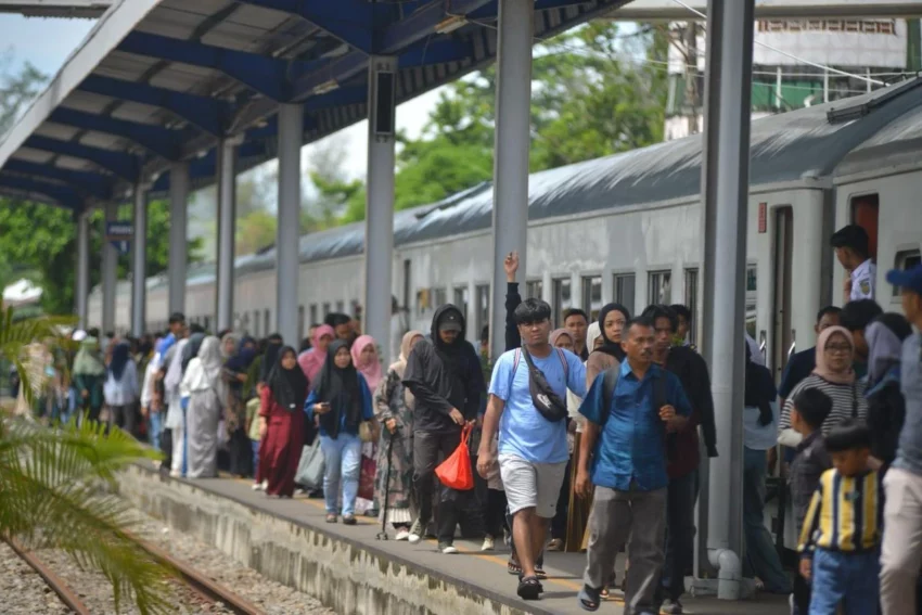KAI Divre II Sumbar Sediakan 13.884 Tiket Kereta Lokal untuk Libur Idul Adha, 58 Persen Sudah Laku