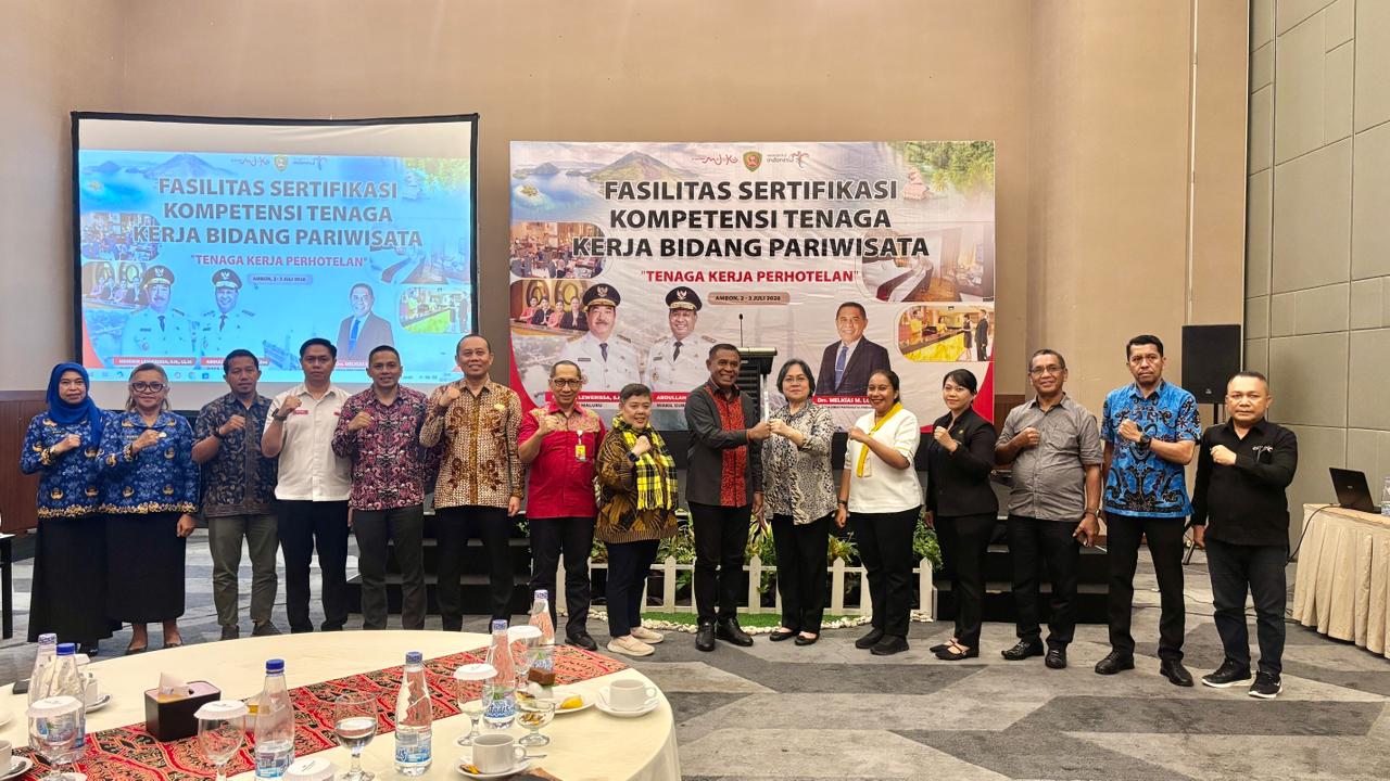 Hotel Santika Premiere Ambon Sertifikasi Tiga Karyawan di Bidang Front Office hingga F&B, Ini Tujuannya