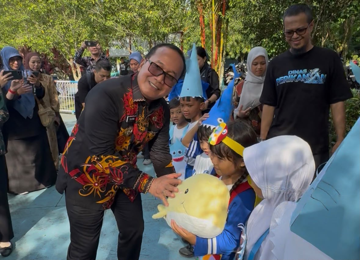 Bupati Kubu Raya Sujiwo Dorong Warga Budidaya Ikan Mandiri Lewat Terpal dan Karamba, Targetkan Anak Kenal Ikan Sejak Dini