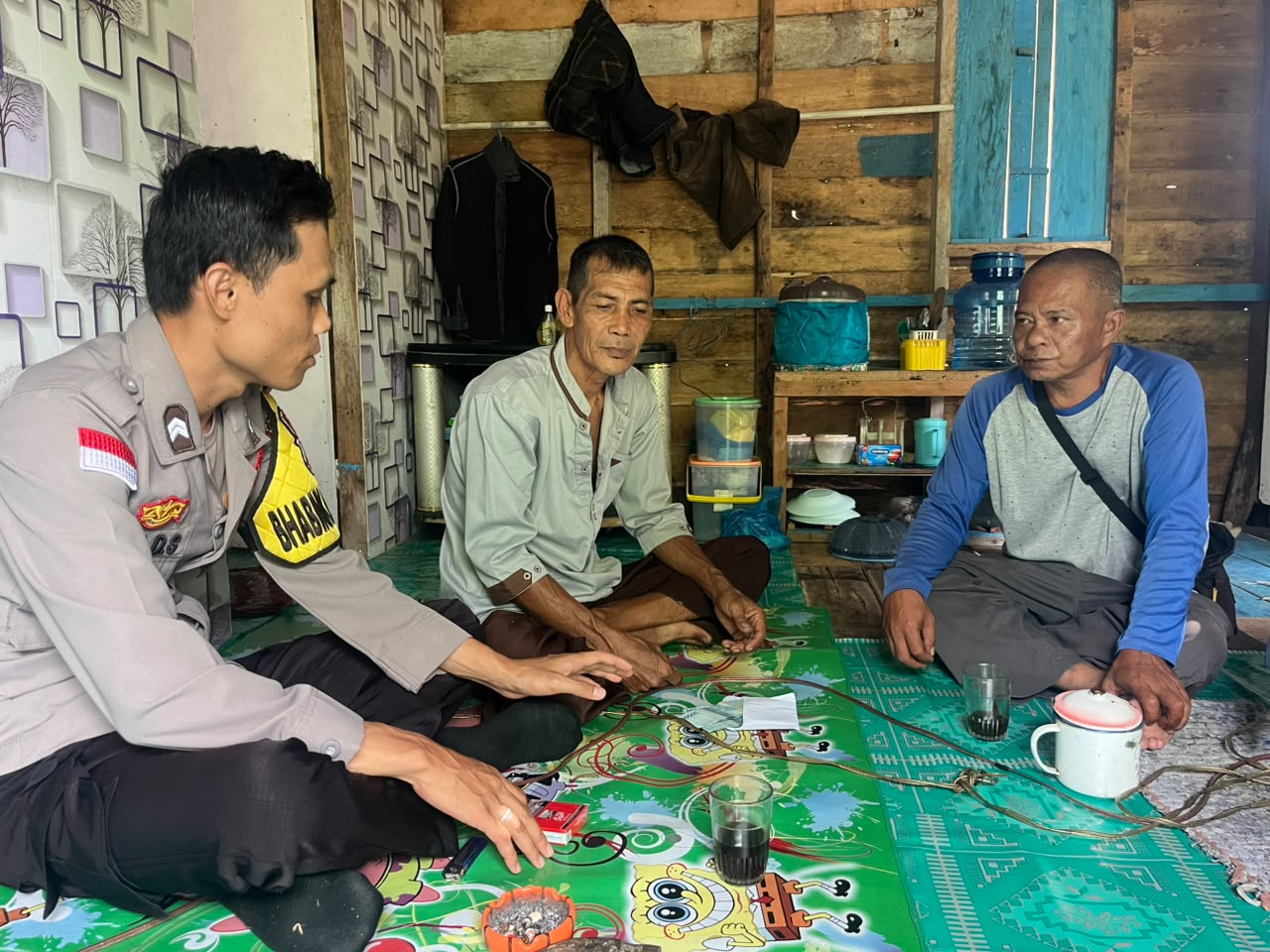Bhabinkamtibmas Natuna Briptu Raja Deki Safutra Sambangi Warga Batu Kapal, Perkuat Silaturahmi Jaga Kamtibmas Lewat Program DDS