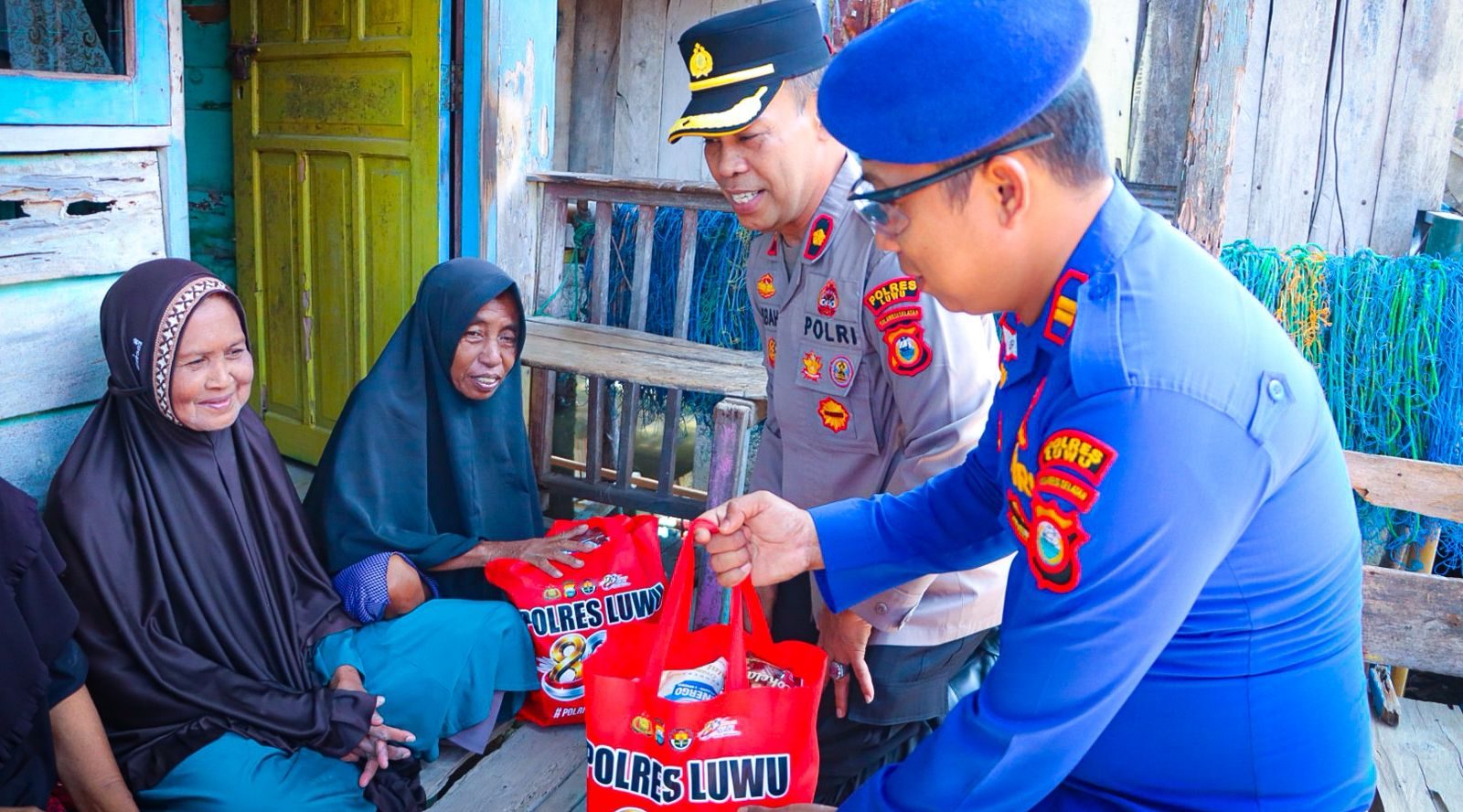 Sat Polairud Polres Luwu Salurkan Bantuan Sosial ke Pesisir Ulo-Ulo Jelang Hari Bhayangkara ke-80